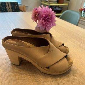 Bryr crossover sandal clogs